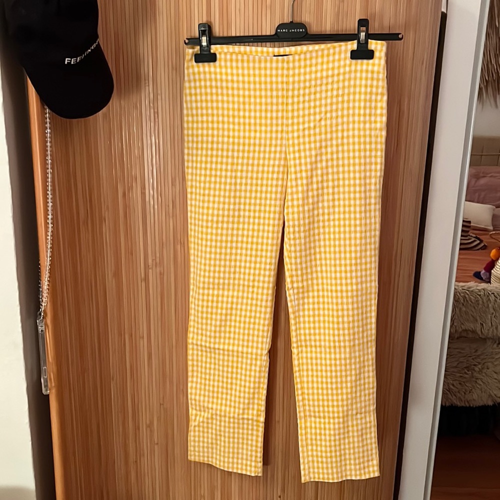 Callipygian gingham yellow trousers